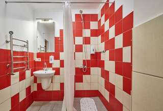 Хостелы Shelter хостел Львов Кровать в общем 8-местном номере-20