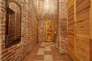 Хостелы Shelter хостел Львов Кровать в общем 8-местном номере-29